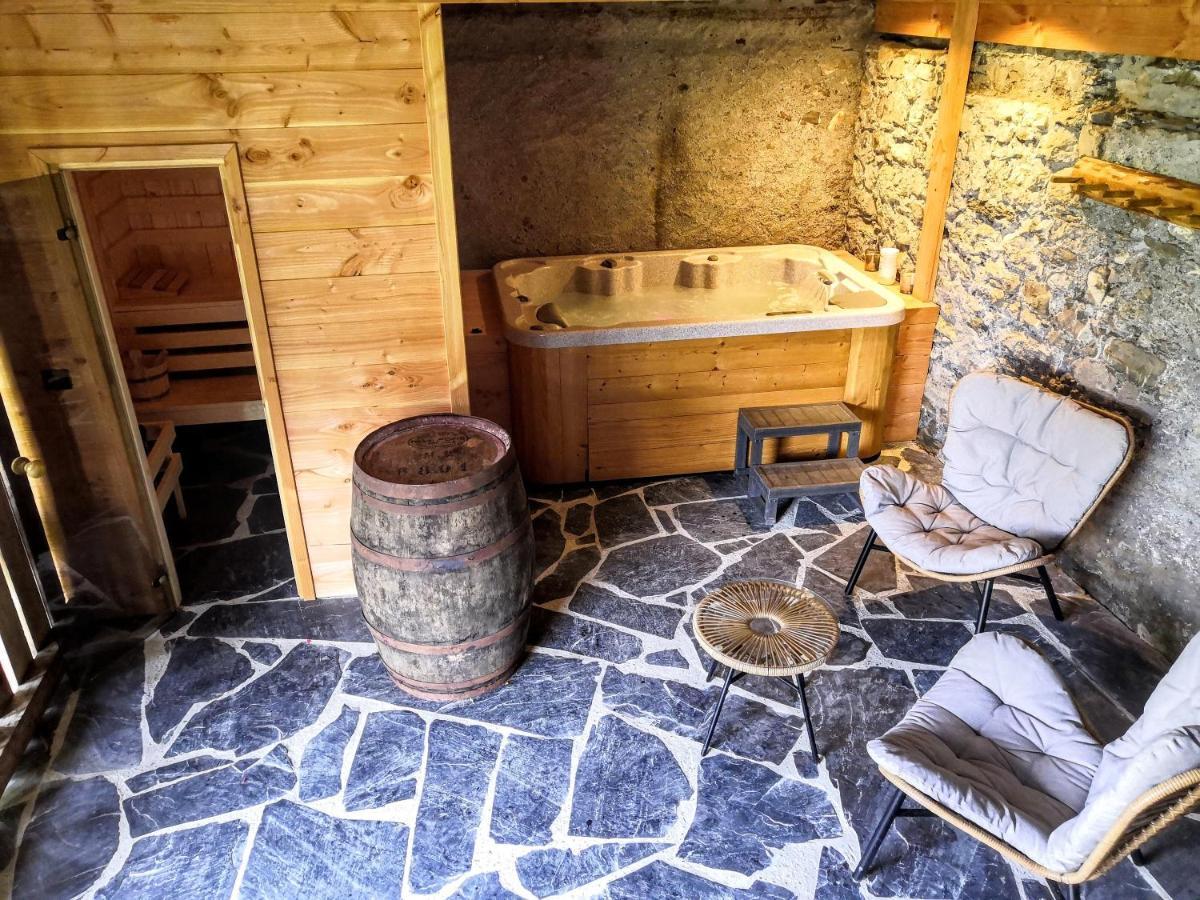 Chez Lucienne, Jacuzzi Et Sauna サモエンヌ エクステリア 写真