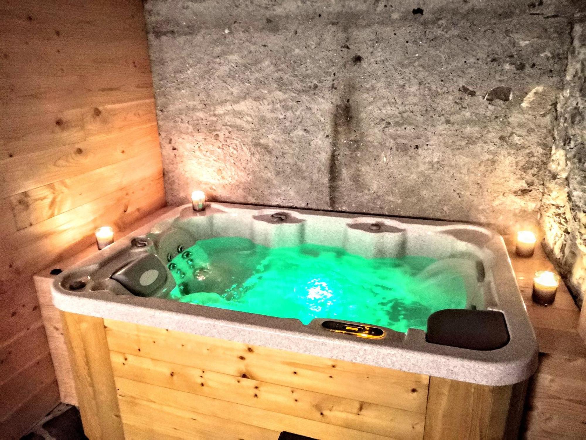 Chez Lucienne, Jacuzzi Et Sauna サモエンヌ エクステリア 写真
